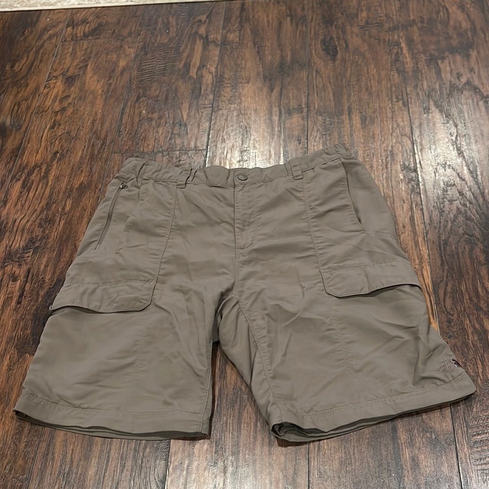 The North Face cargo shorts size L in EUC perfect for hiking outdoor activity’s
